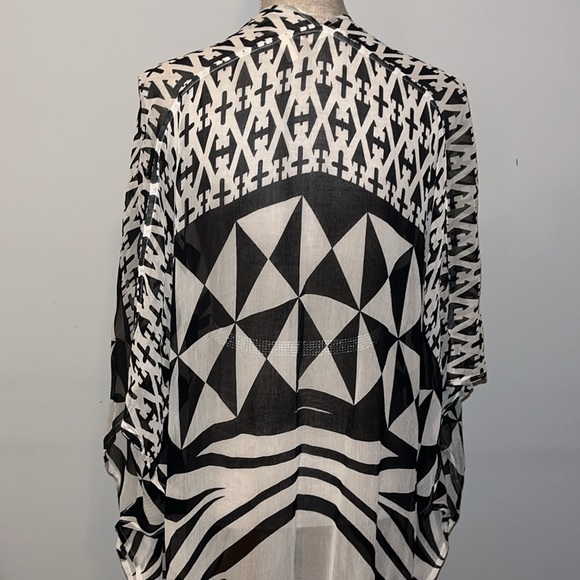 Soft Surroundings One Size
Kimono Cover Up Animal
Geometric Sheet Black Fringe - Picture 5 of 7